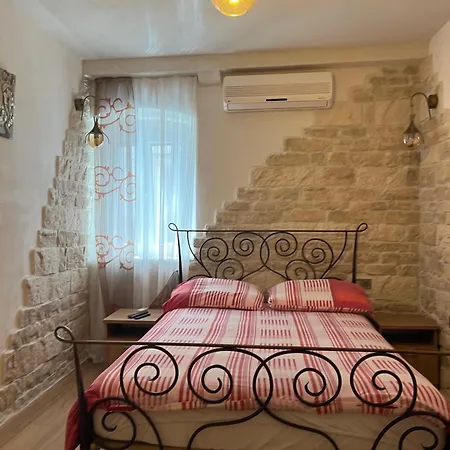 Nikolina Apartment *